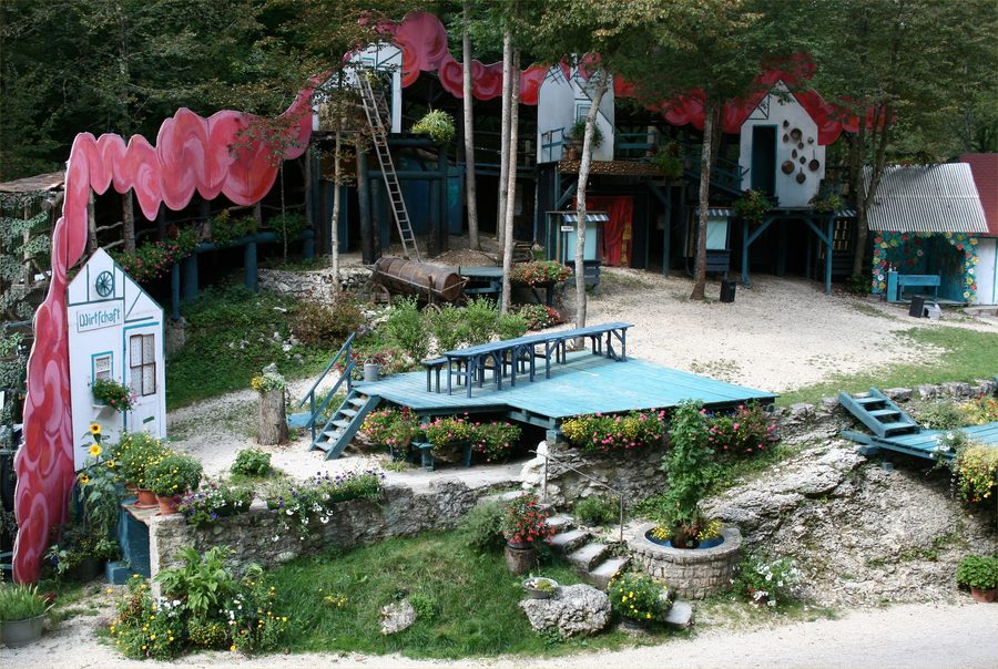 Naturtheater Hayingen mit Bühne mitten im Wald auf der Schwäbischen Alb