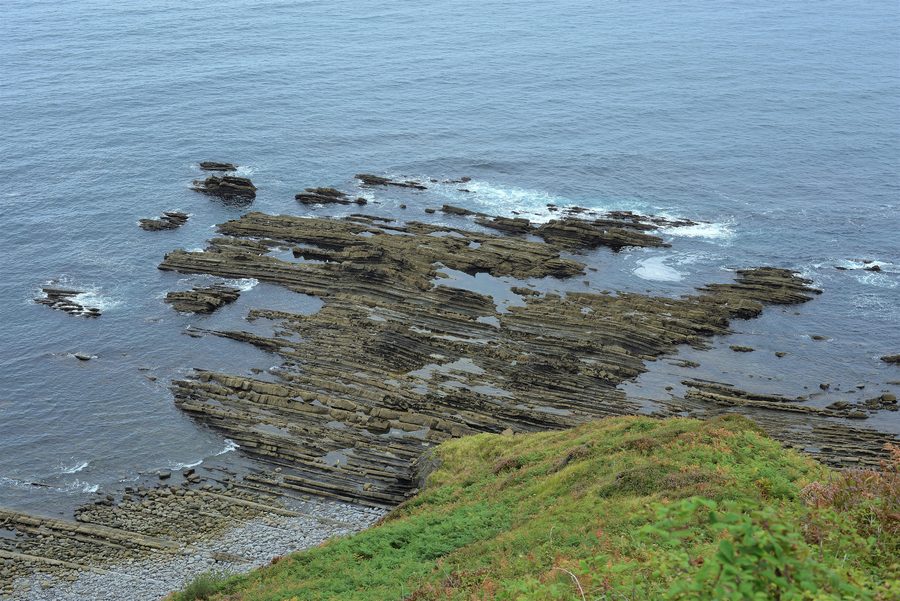 Paesaggio costiero geologico nel geoparco costiero basco presso Deba