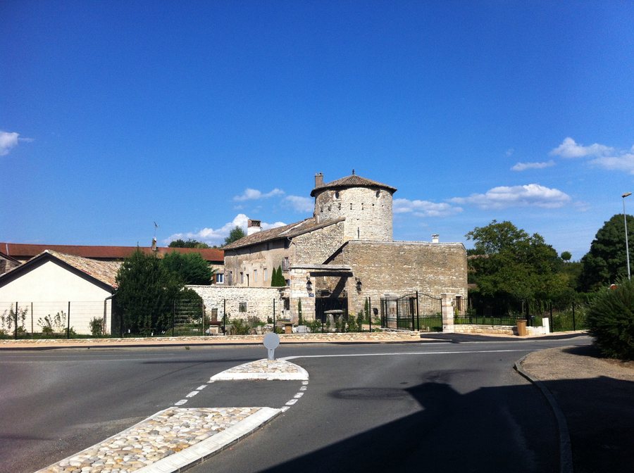 File:Vue 2013 du Château du Parc (71000 Sancé - France) - à 50 mêtres.JPG