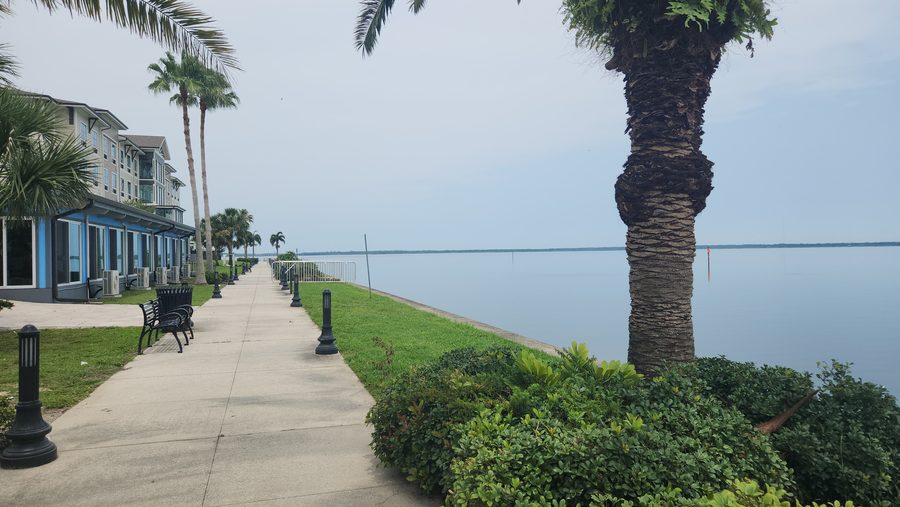 Vista del Sanford RiverWalk sulle rive del Lake Monroe a Sanford, Florida