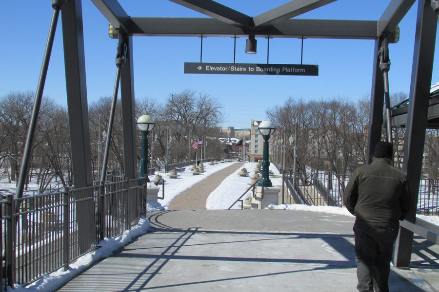 Accesso al John T. Myers Pedestrian Bridge sul fiume Wabash verso Tapawingo Park