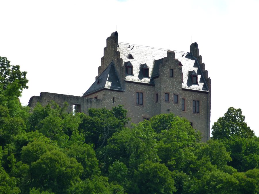 Altenbaumburg bei Altenbamberg auf einem bewaldeten Hügel