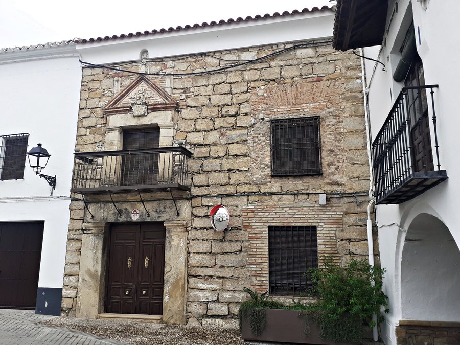 File:Casa solariega, Cañete de las Torres.jpg