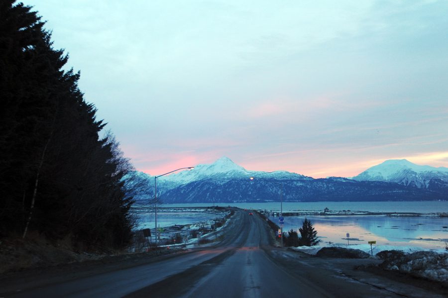 Strada all'estremità meridionale dello Sterling Highway sulla via verso l'Homer Spit in Alaska