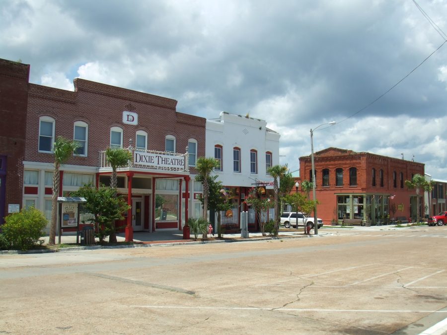 Una strada di Apalachicola con il Dixie Theatre, Apalachicola, Florida, USA
