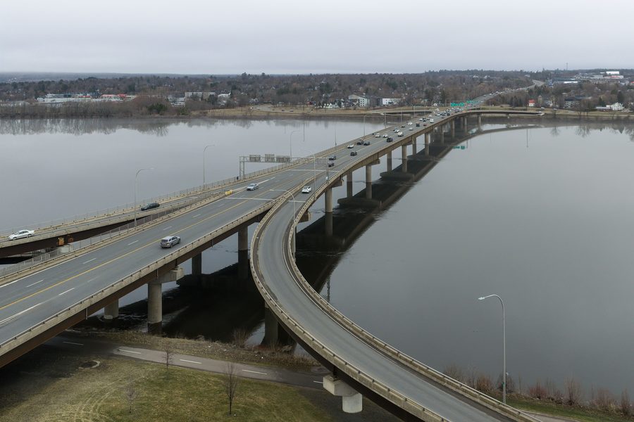 Westmorland Street Bridge über dem Saint John River in Fredericton bei Tageslicht.