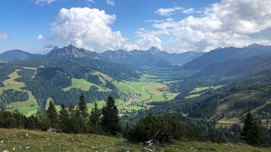 Blick auf Zöblen im Tannheimer Tal vom Wannenjoch