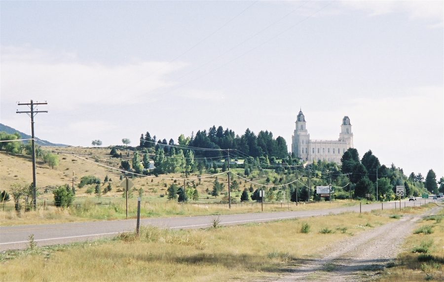 Manti Temple in Utah aus der Entfernung mit Berglandschaft im Hintergrund