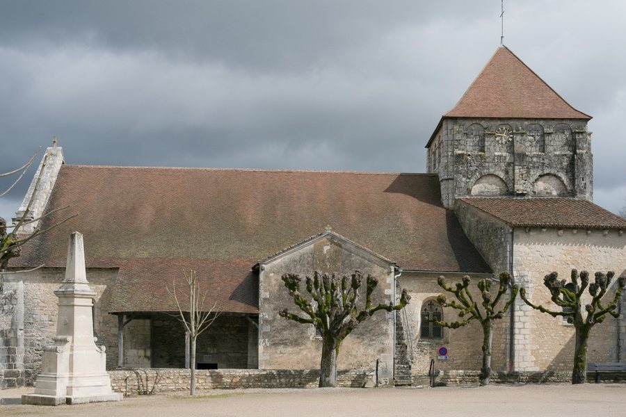 File:Church at Usson du Poitou.jpg