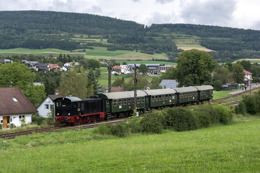 Historische Lokomotive V 36 204 der Sauschwänzlebahn mit Personenwagen im Wutachtal