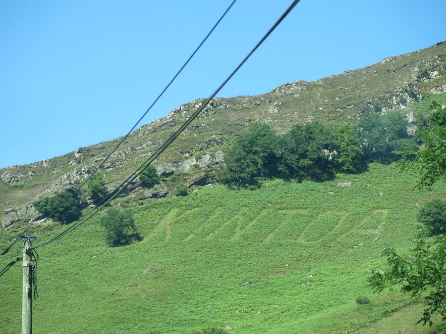 File:Inscription Kintoa sur les prairies des Aldudes.jpg