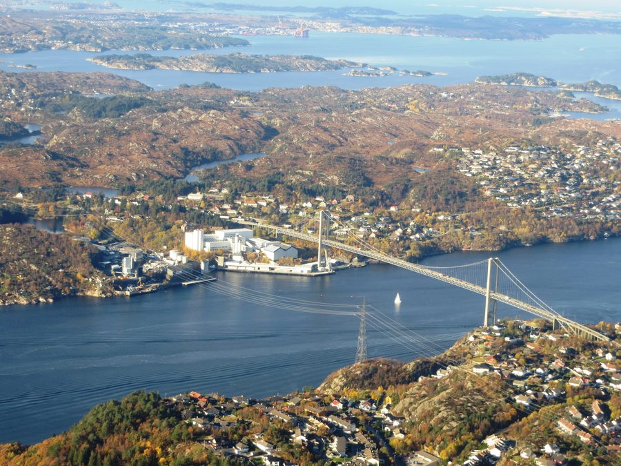 Knarrevik e il ponte Sotra sull'isola di Lillesotra a Øygarden, a ovest di Bergen
