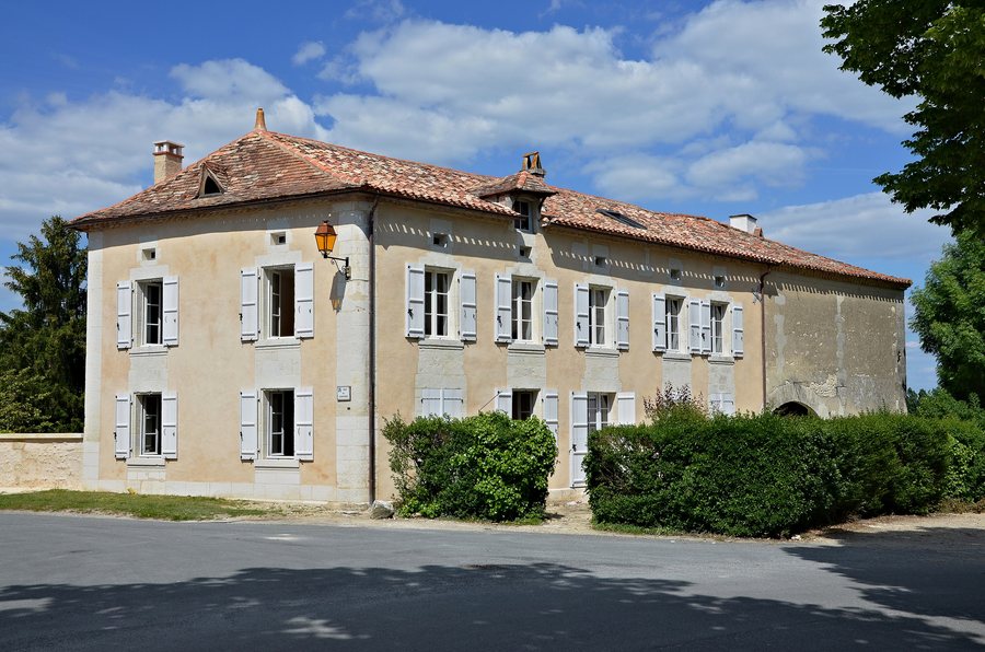File:Bonnes 16 Habitat rural 2013.jpg