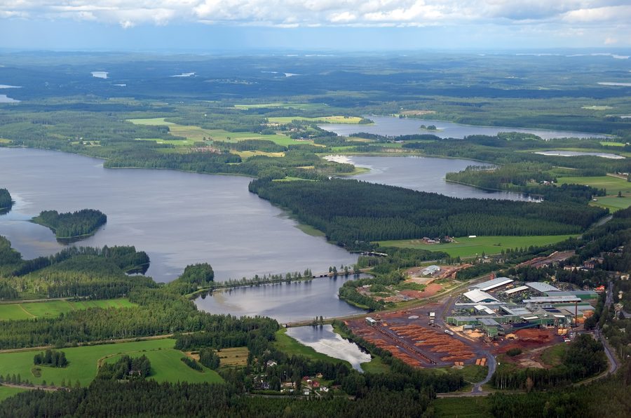 Blick über den Kuuhankavesi-See bei Hankasalmi mit bewaldetem Ufer