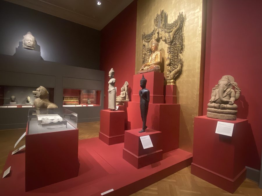Galleria con oggetti da collezione dell’Asia orientale.