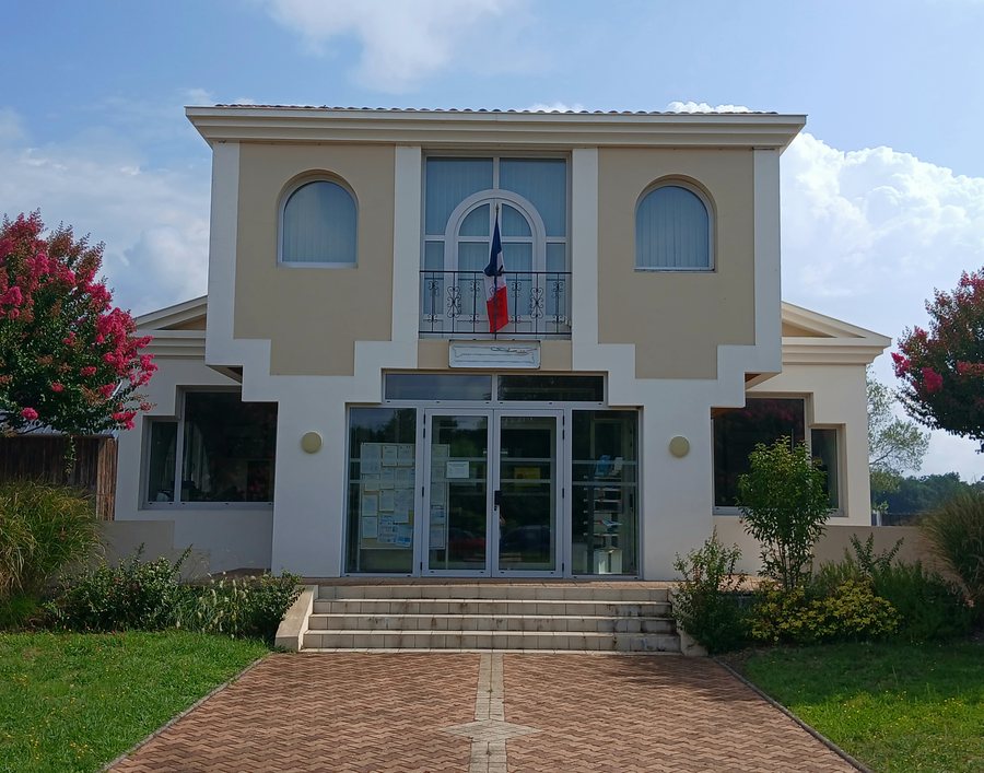 File:Mairie Ygos-Saint-Saturnin.jpg