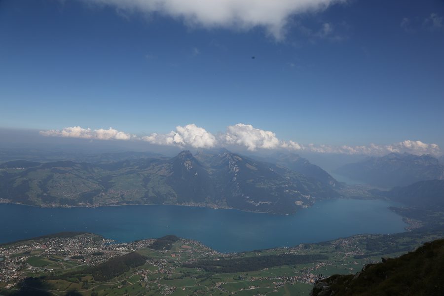 Vista sul lago di Thun, il lago di Brienz e Interlaken dall’alto alpino