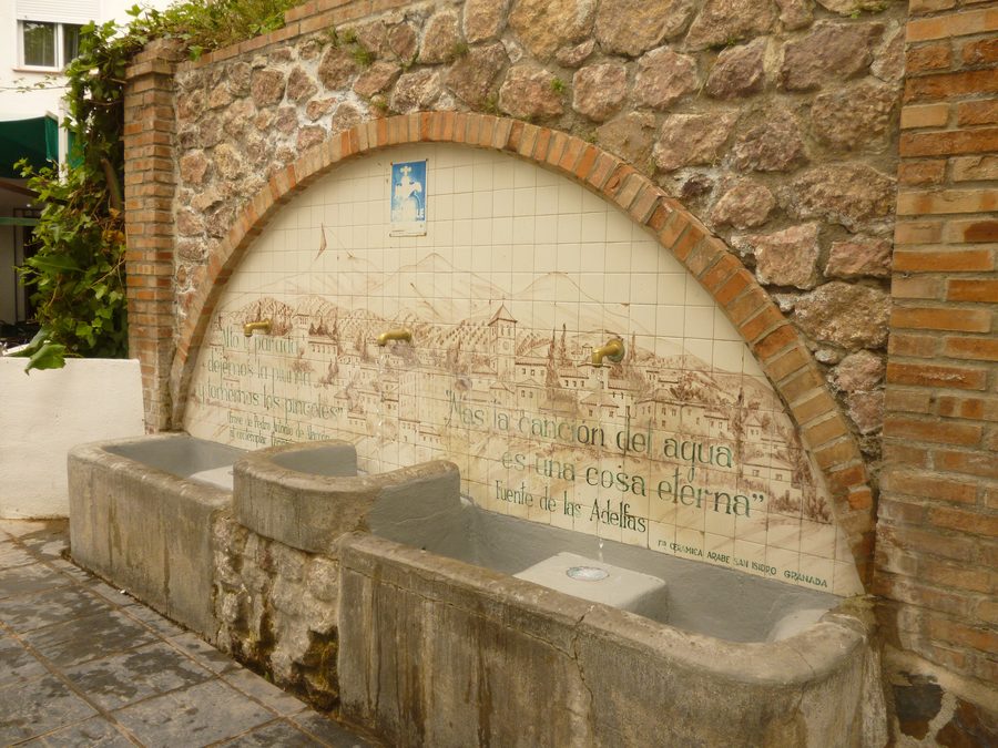 Fuente de agua en Lanjarón con versos inscritos