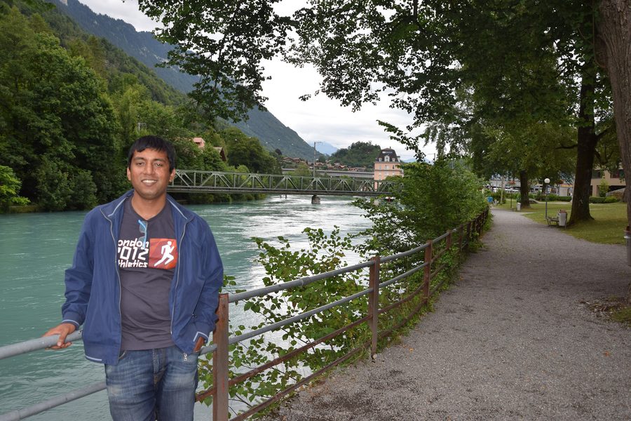 L’Aare scorre attraverso Interlaken davanti a uno sfondo alpino