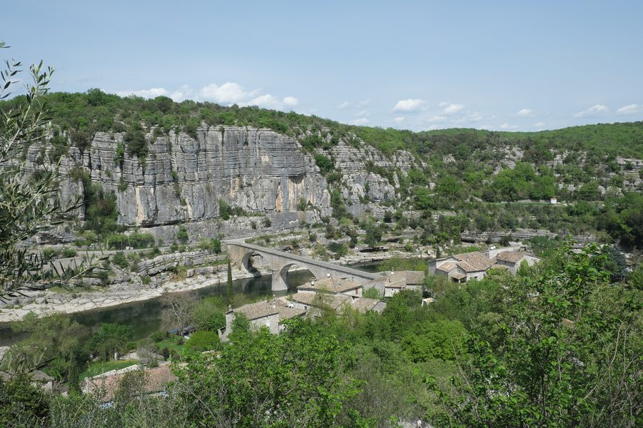 Landschaft an der Ardèche bei Balazuc im Département Ardèche