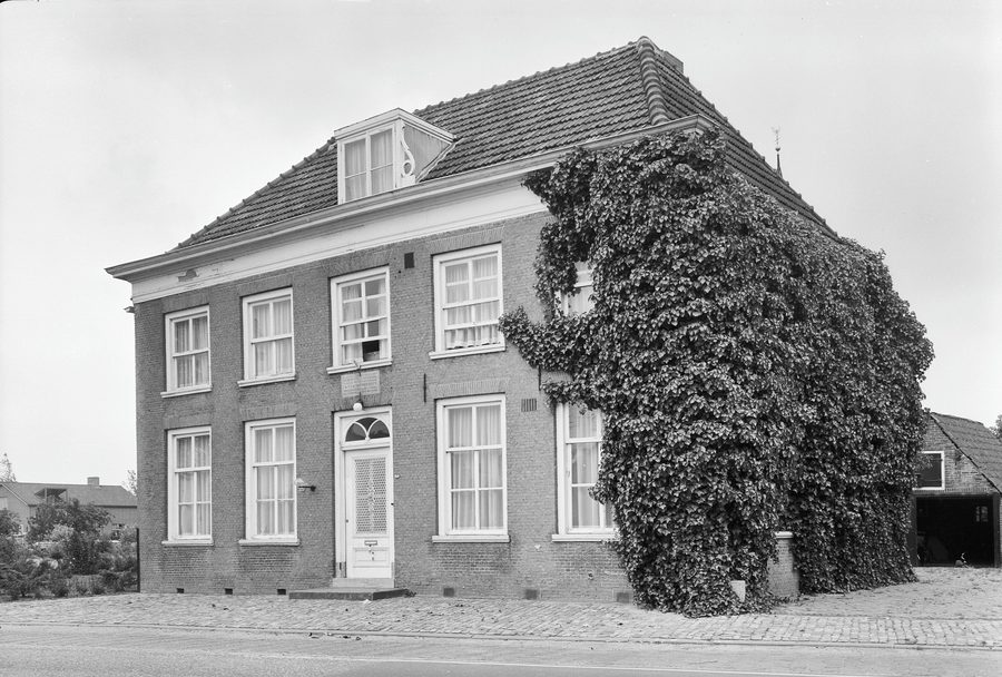 Facciata storica del 1811 a Maasdam