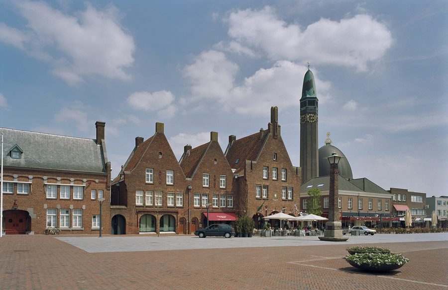 Historisches Rathausensemble am Raadhuisplein in Waalwijk mit der Sint Jan de Doperkerk im Hintergrund