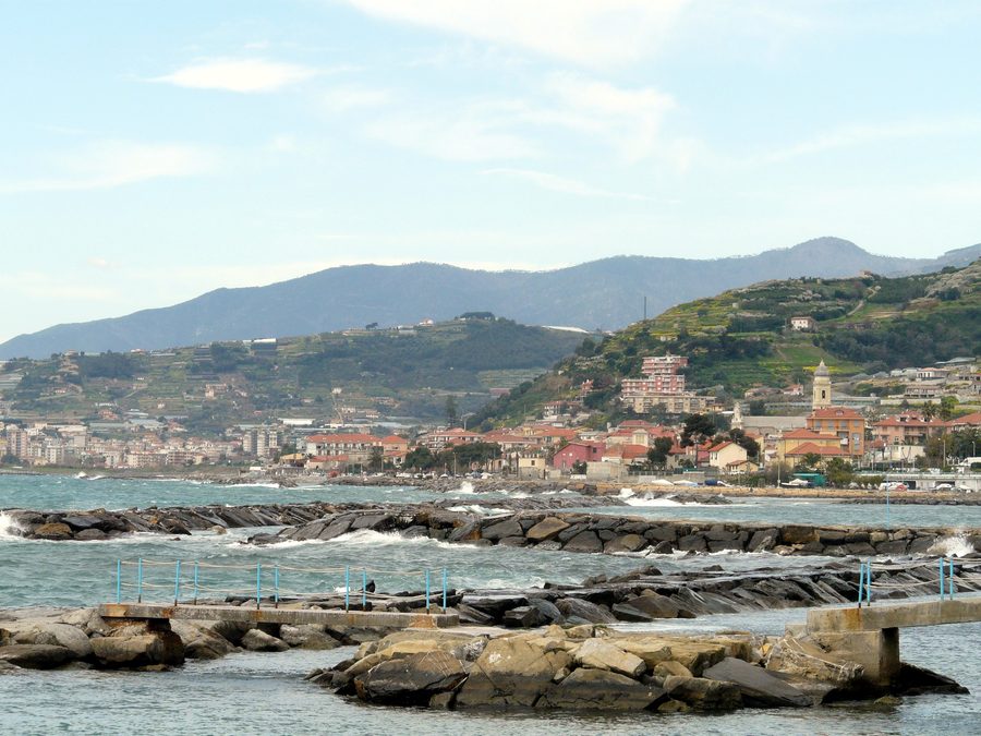 Riva Ligure, Ligurien, Italien – Panorama der Küstenstadt