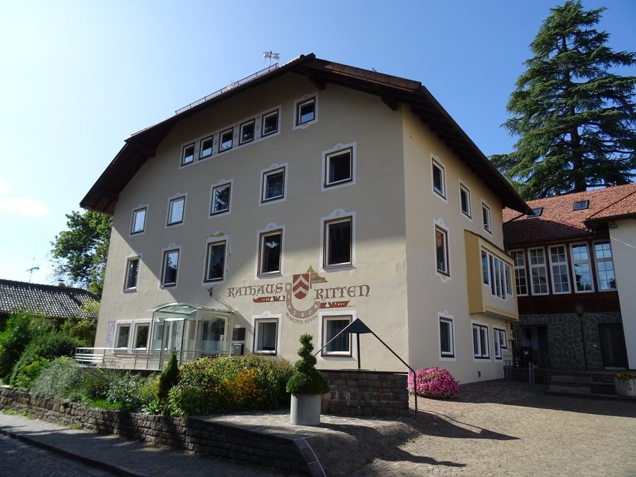 Rathaus im Ortszentrum von Klobenstein am Rittner Hochplateau