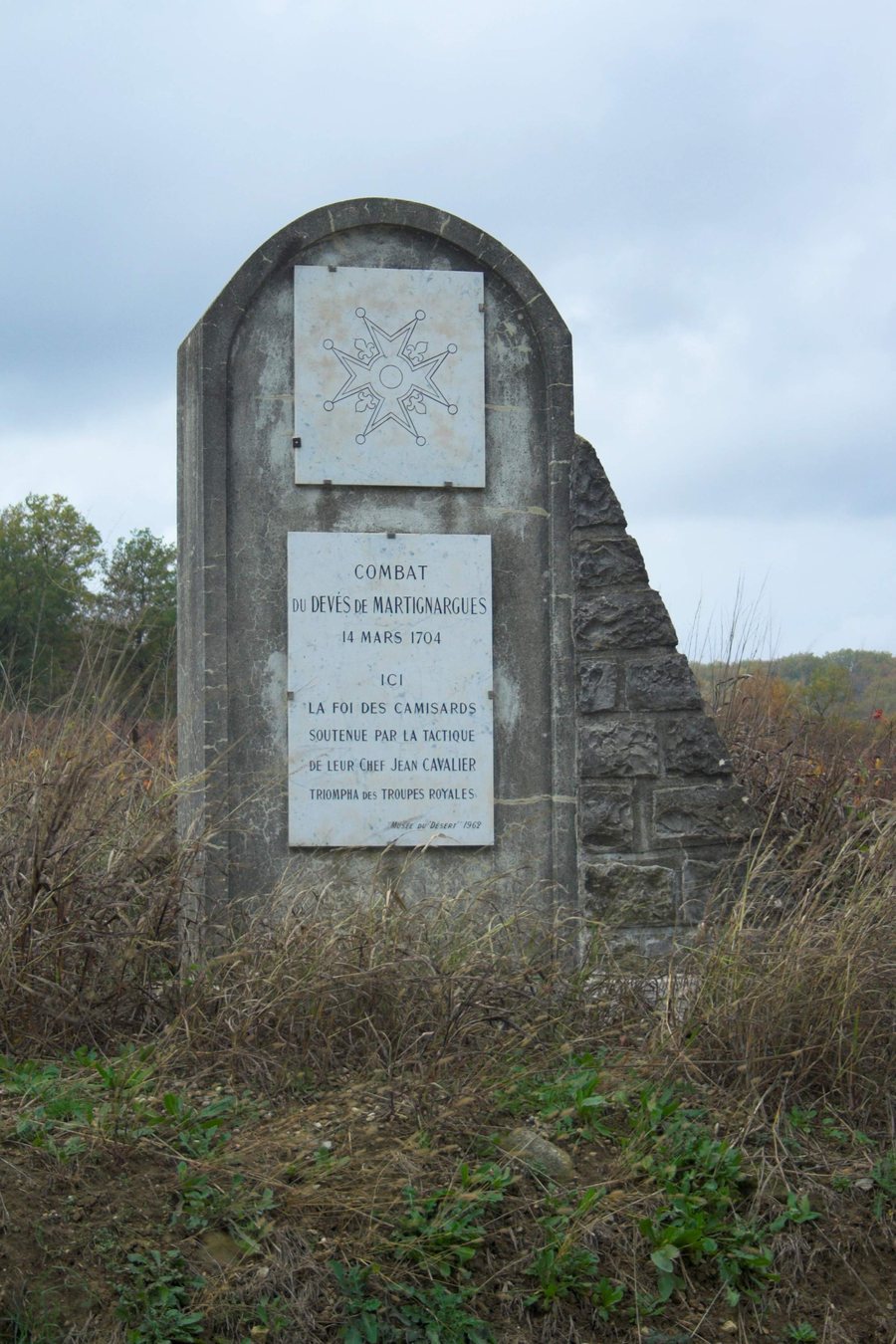 File:Martignargues monument des camisards combats du Devés.jpg