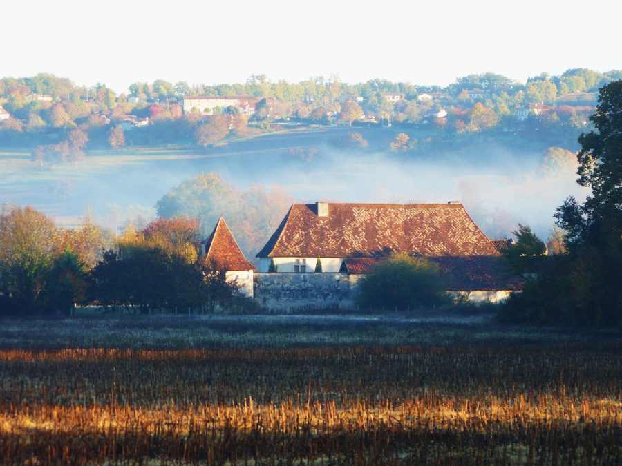Côté sud du château de Beauséjour à Tocane-Saint-Apre, avec les hauteurs de Montagrier en arrière-plan