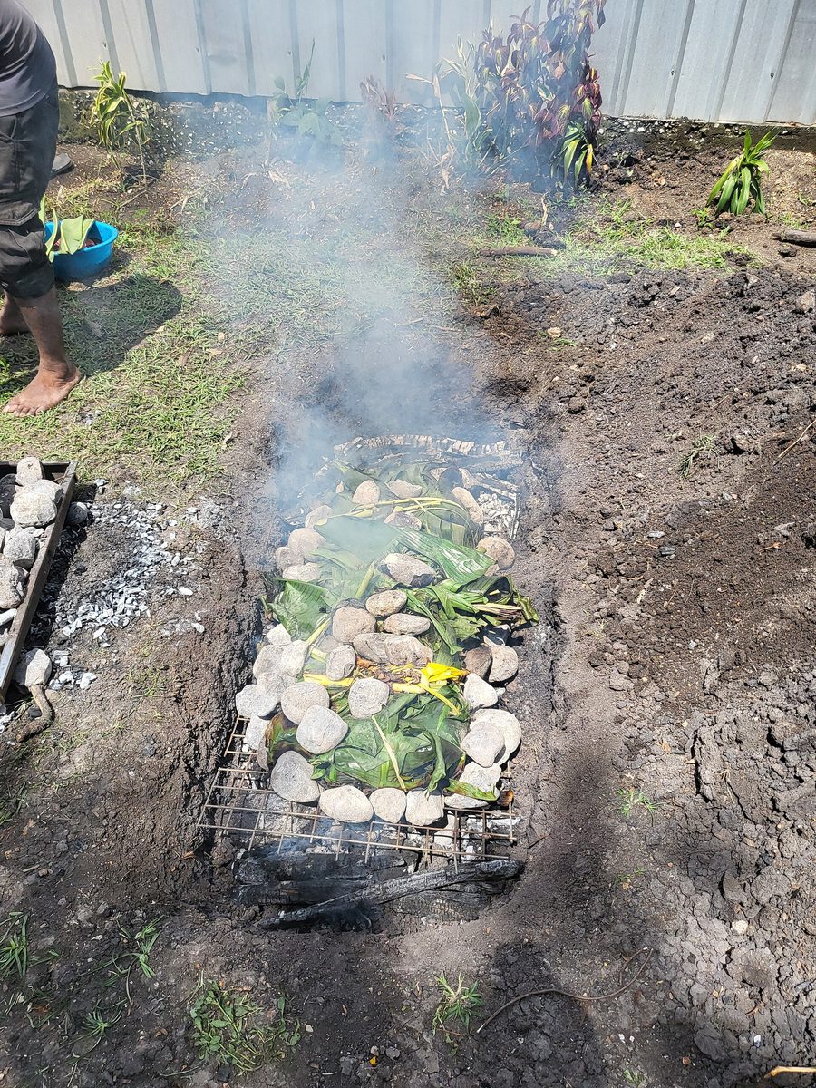 Preparazione del mumu in Papua Nuova Guinea