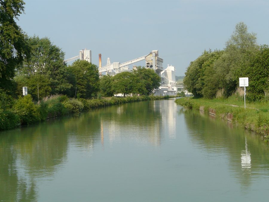 Canal de la Meuse nahe Sorcy-Saint-Martin mit Schleuse und Kalköfen im Hintergrund