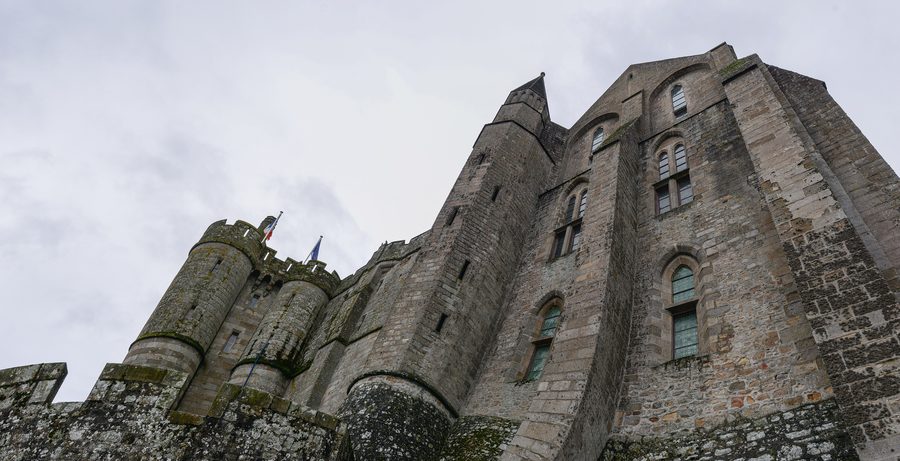 Panoramablick entlang der Mauern der Abtei Mont-Saint-Michel in der Normandie