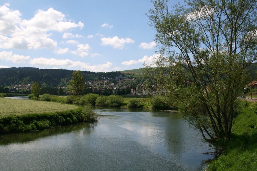 File:0 Morteau - Le Doubs au sud-est de la ville.JPG