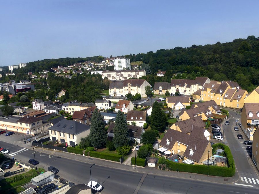 File:Barentin depuis le viaduc ferroviaire (juillet 2024).JPG