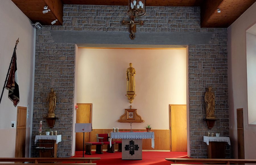 File:Waldhouse intérieur chapelle Saint-Pie X1.jpg