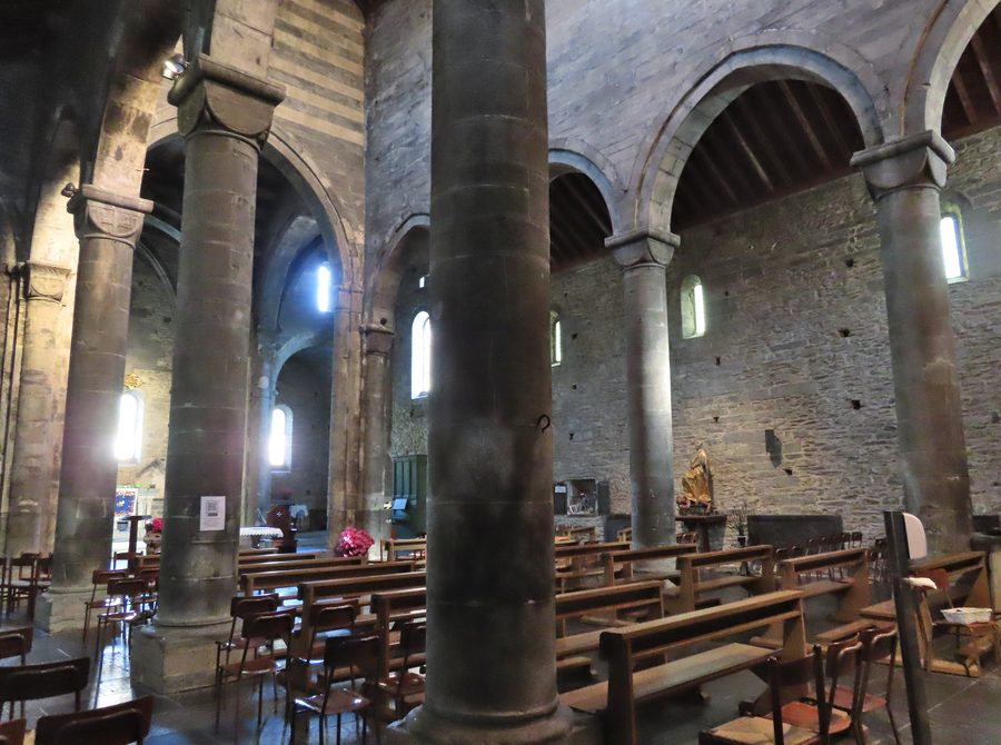 Navata sinistra e navata centrale della Basilica dei Fieschi a San Salvatore di Cogorno