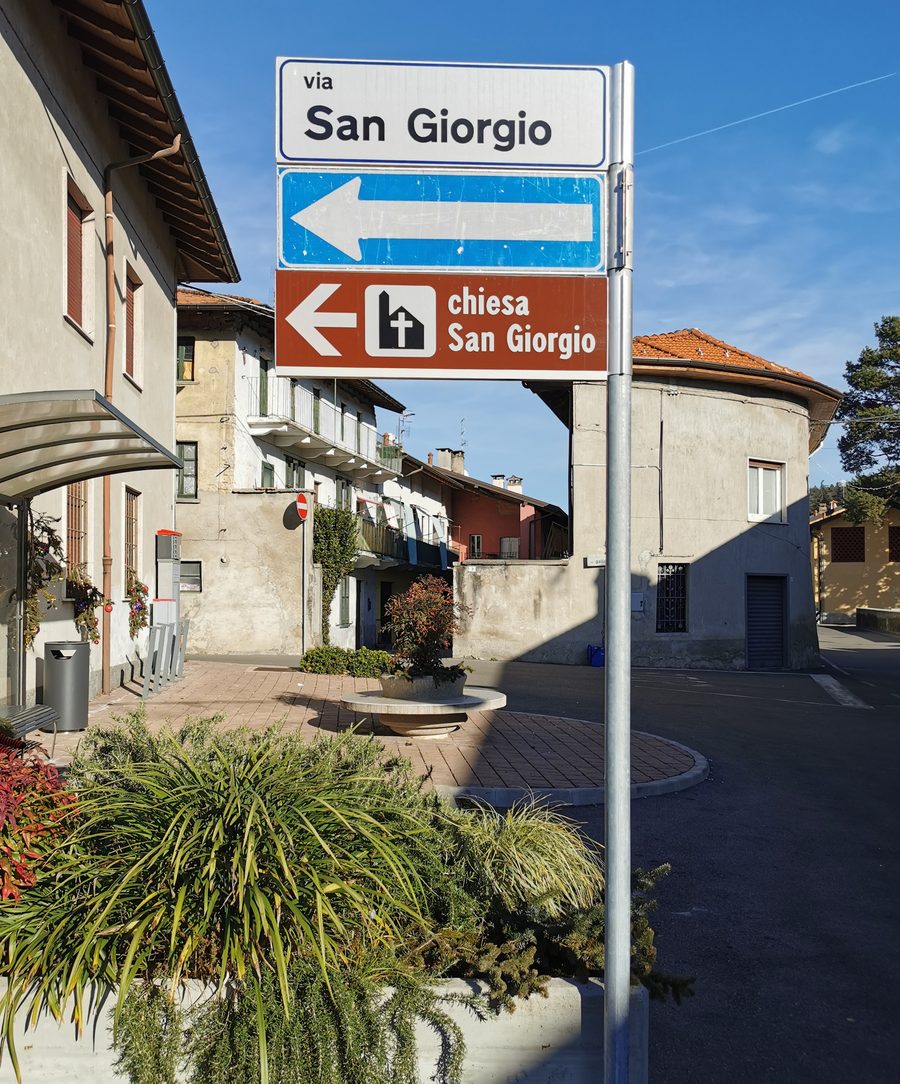 Cartelli turistici e stradali a Corgeno, all'estremità sud di Via San Giorgio