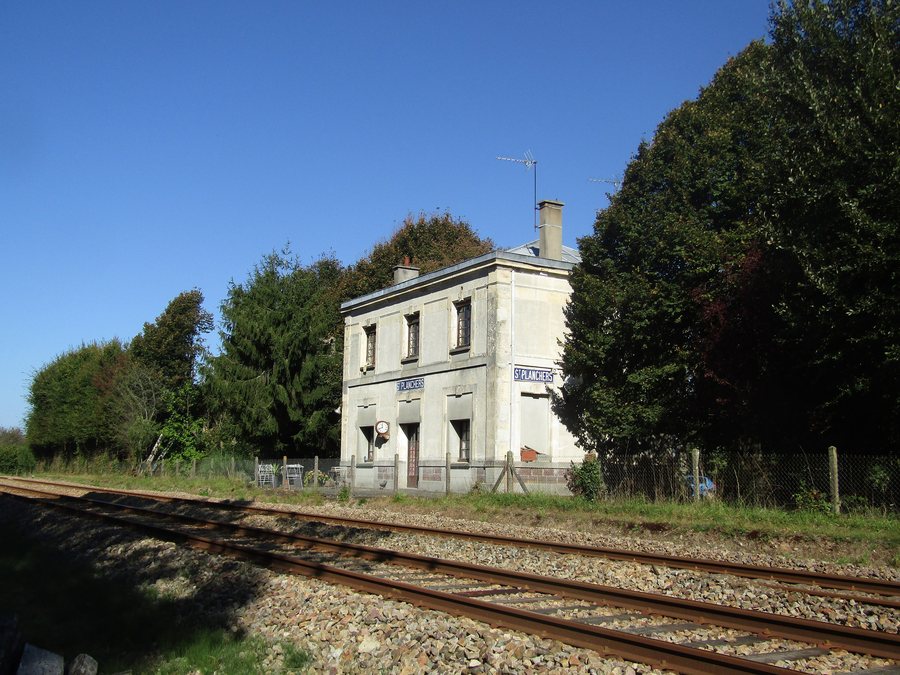 File:Gare de Saint-Planchers sept 2018.jpg