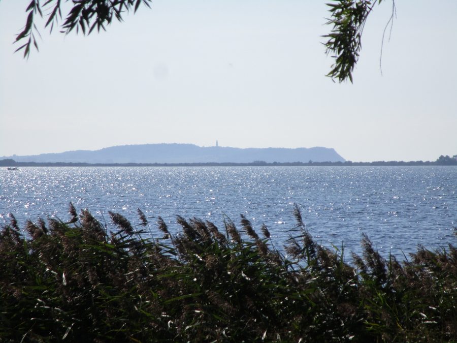 Vista sul Wieker Bodden verso Hiddensee con Bakenberg in lontananza
