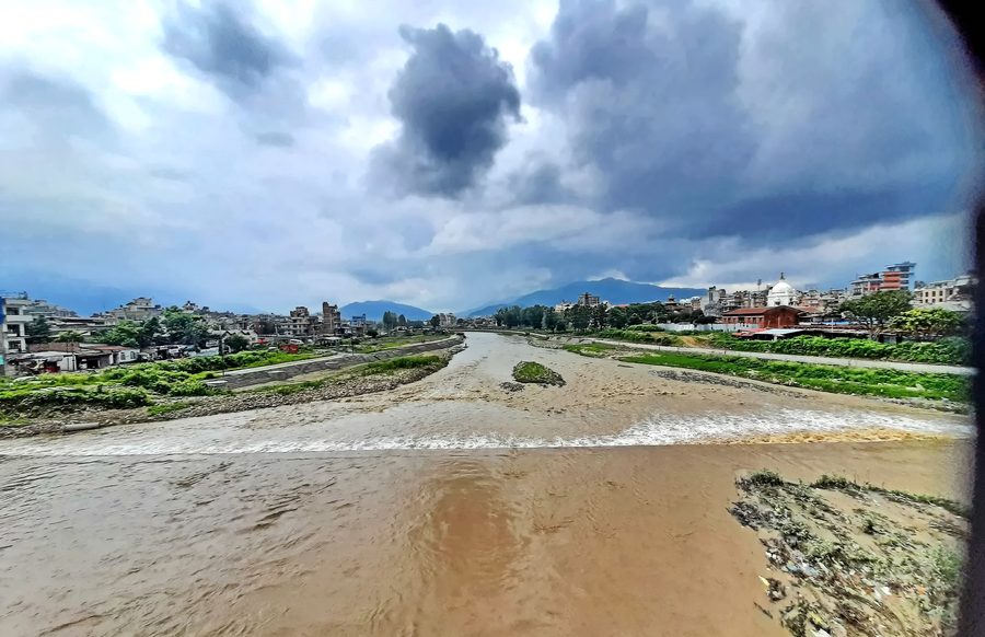 Der Bagmati-Fluss im Kathmandu-Tal von Nepal