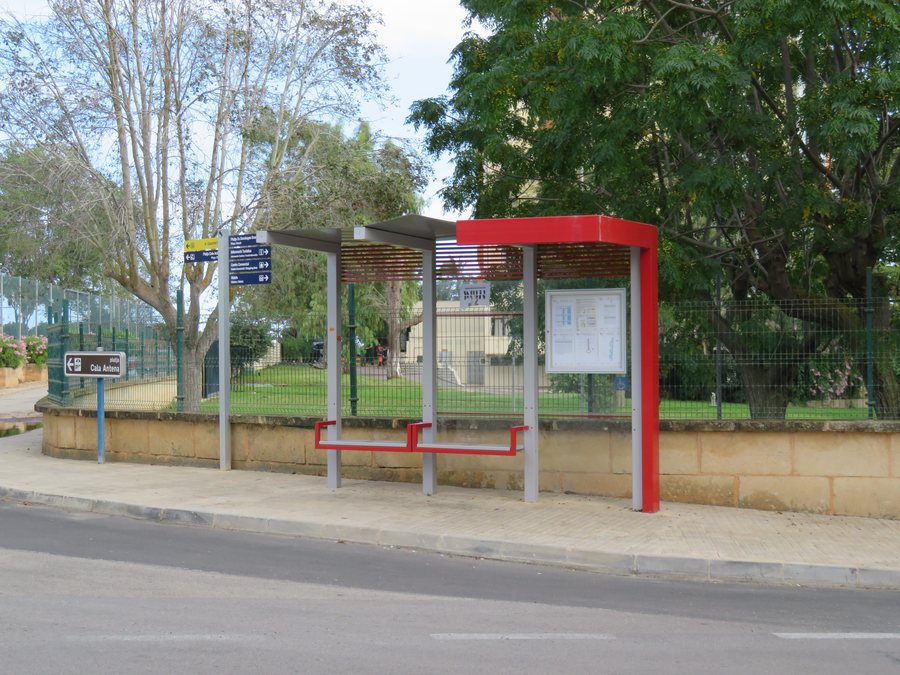 File:Bus stop - Cales de Mallorca.jpg