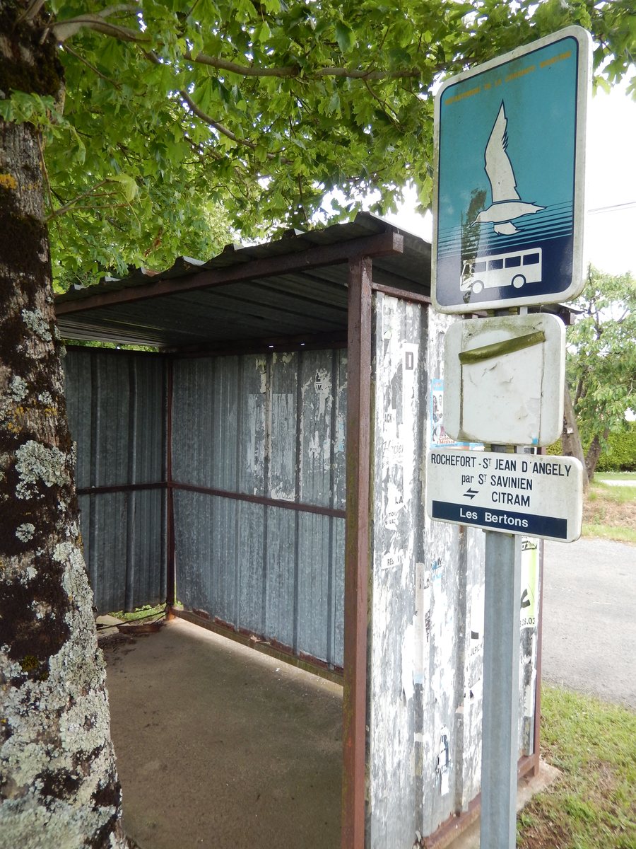 File:Saint-Savinien - Arret de bus Les Bertons - a.JPG