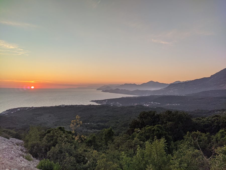 Parco eolico di Mozura sulla costa adriatica nel comune di Bar al tramonto
