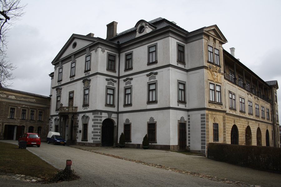 Hauptgebäude des Schlosses Velké Meziříčí mit dem Museum für Straßen und Autobahnen