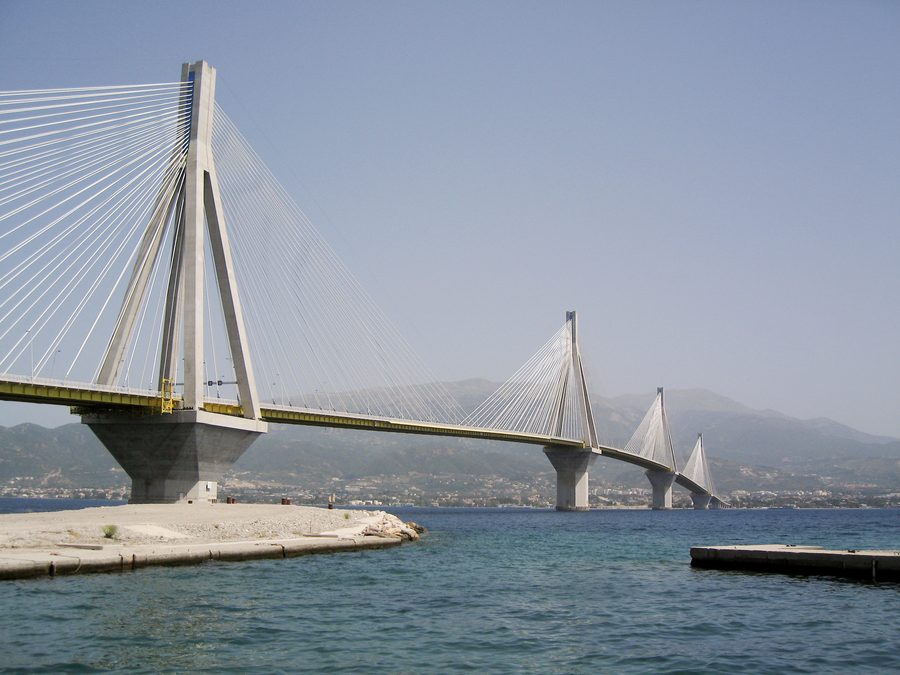 Rio-Andirrio-Brücke über dem Golf von Korinth in Griechenland