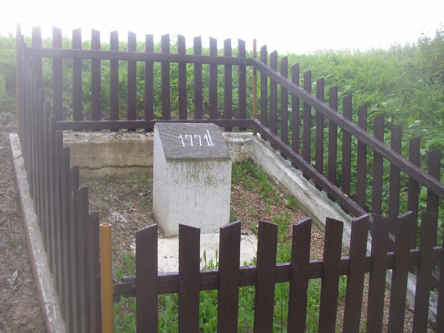 Monumento a Podmokly che commemora la scoperta di un antico tesoro di monete d'oro celtiche