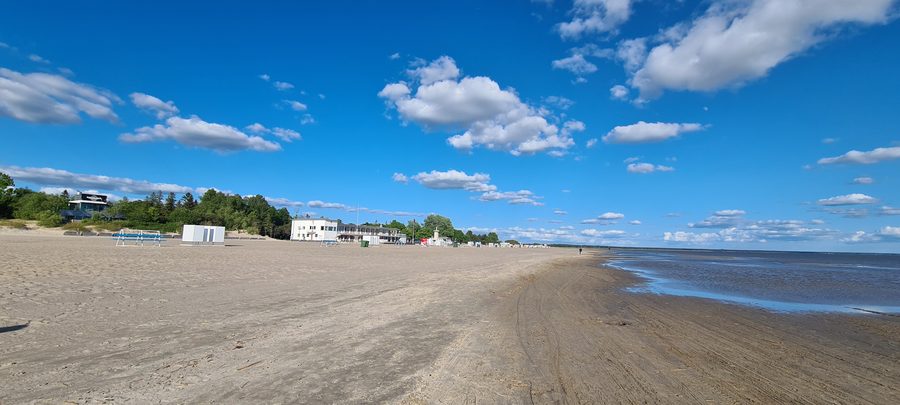 Sandstrand von Pärnu an der estnischen Ostseeküste