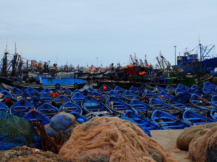 Piccole barche da pesca nel porto di Essaouira, Marocco