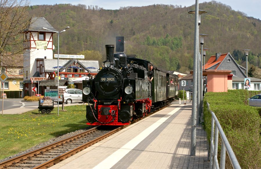 Sonderzug der Harzquerbahn mit Dampflokomotive am Haltepunkt Ilfeld Schreiberwiese